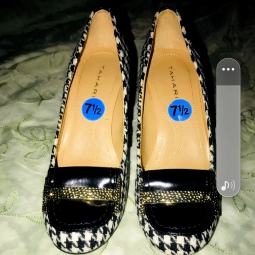 Tahari Plaid size 7 pumps with buckle like new